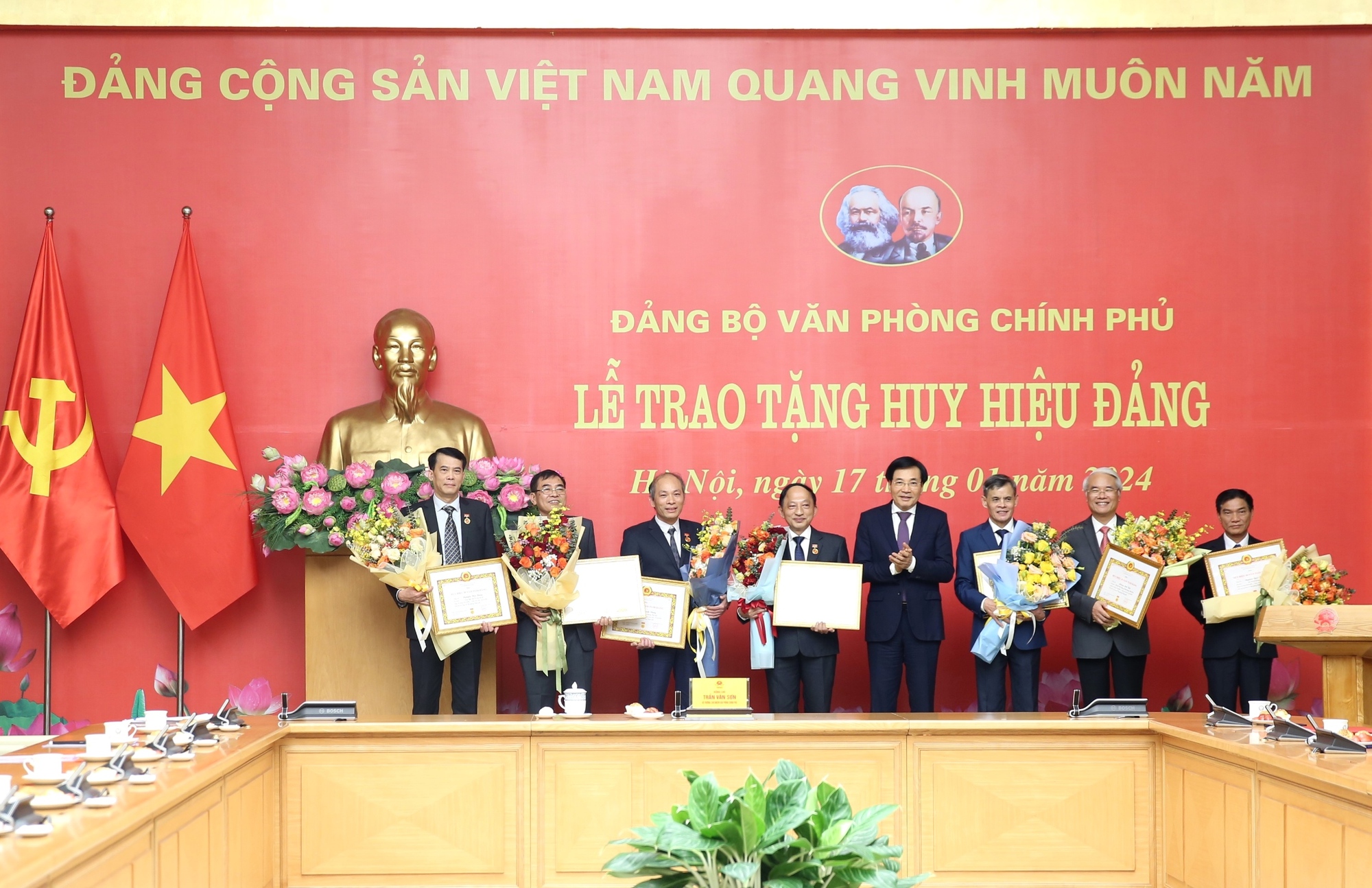 Ban Bí thư Quyết Định Tặng Huy Hiệu 80 Đến 95 Năm Tuổi Đảng: Quy Trình Mới Nhất Theo Công Văn 1232-CV/BTCTW Có Gì Đặc Biệt?
