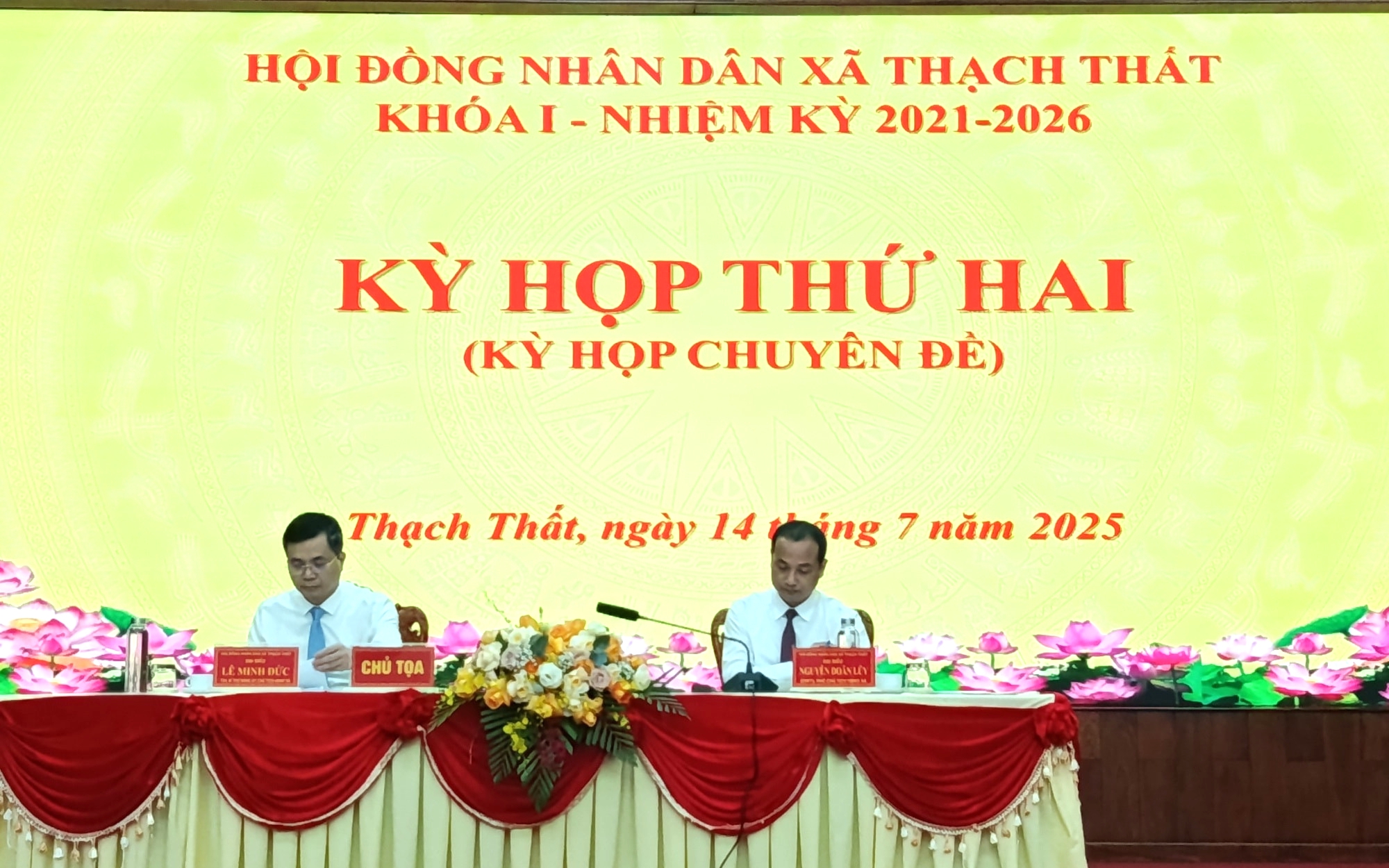 Đại biểu HĐND cấp xã biểu quyết thông qua nghị quyết