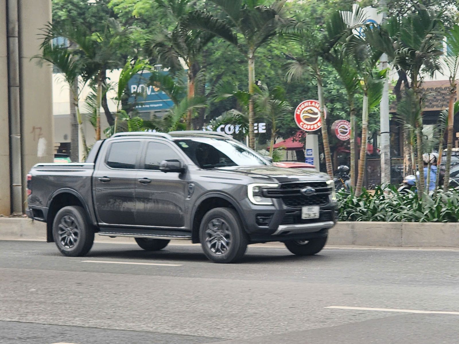 Xe bán tải hoạt động trong phố
