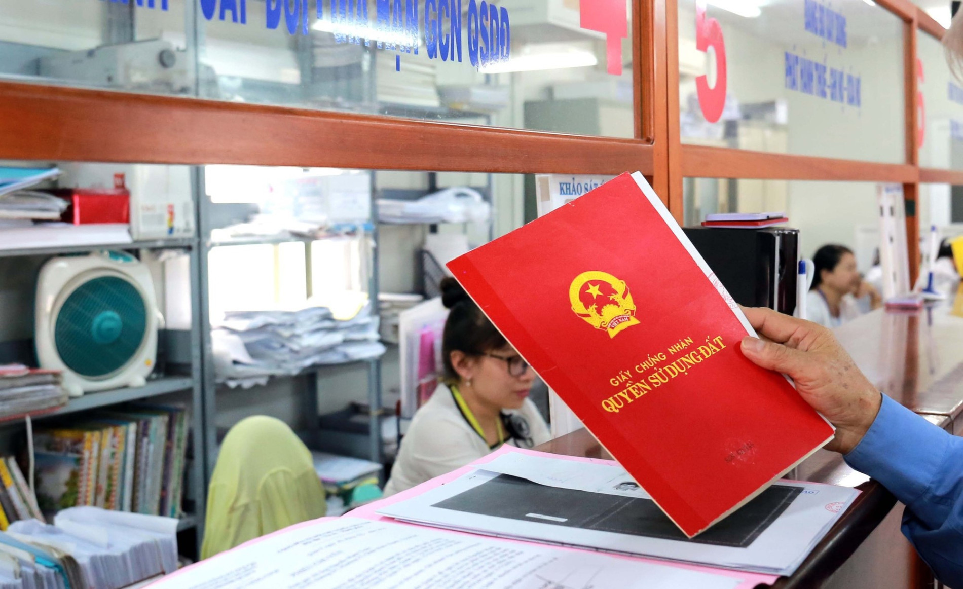 Người dân thực hiện các thủ tục hành chính về đất đai tại văn phòng đăng ký