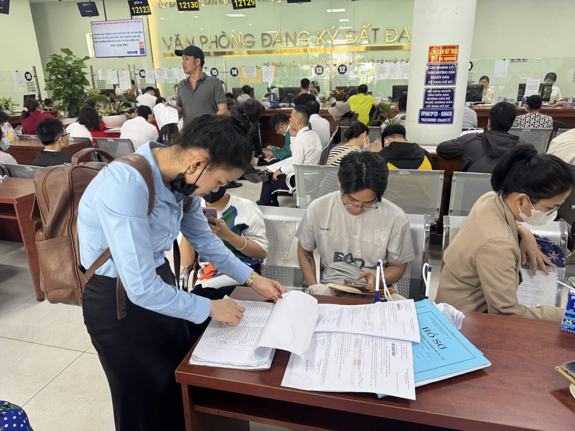 Cán bộ tiếp nhận và xử lý hồ sơ nhà đất cho người dân
