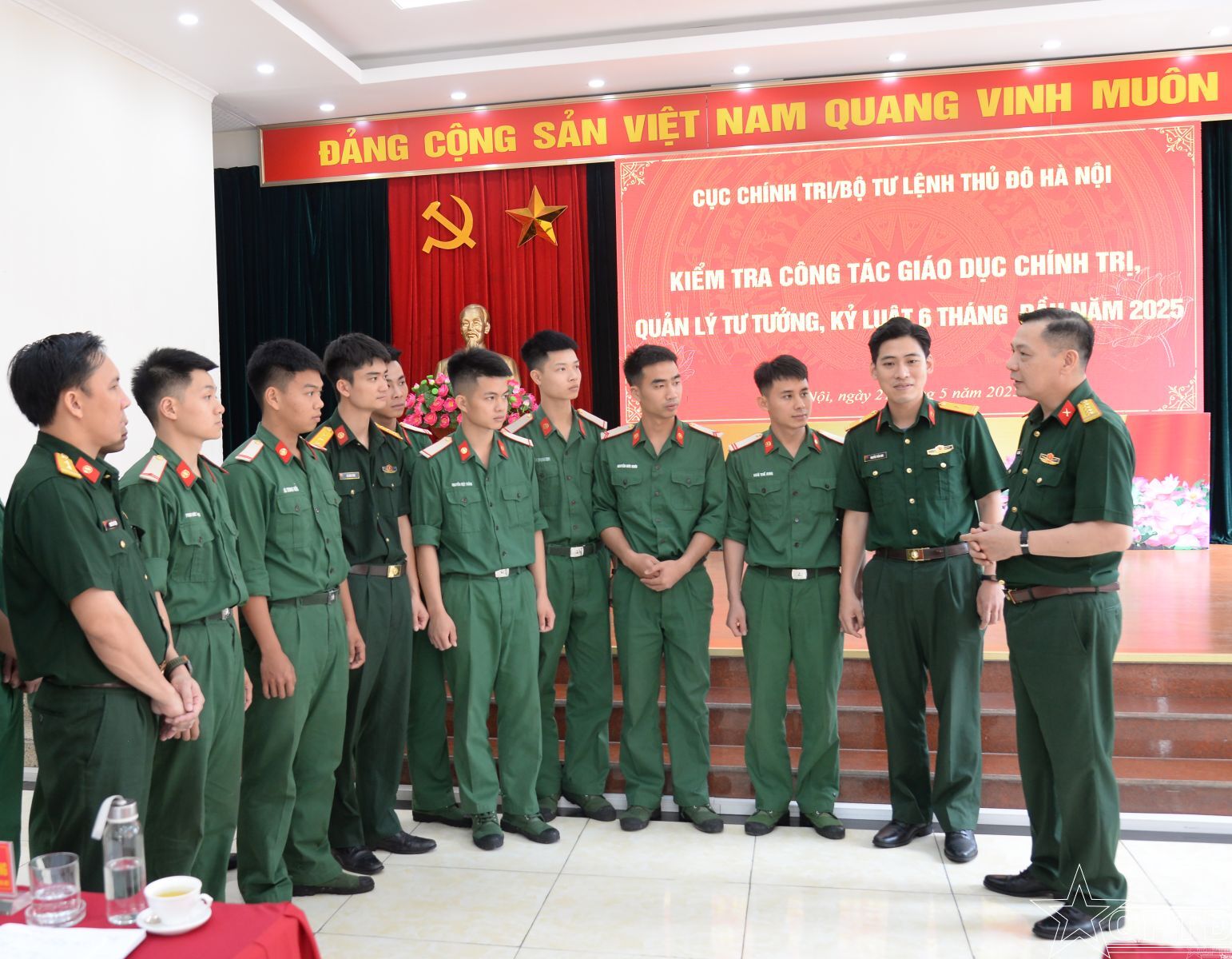 Lực lượng vũ trang Việt Nam thực hiện nhiệm vụ