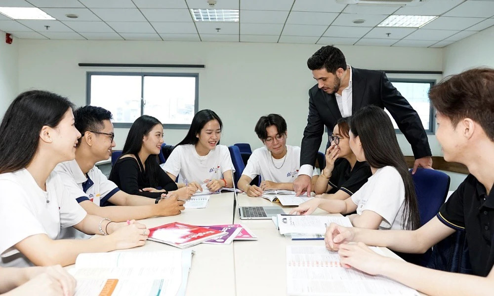 Giảng viên đồng cơ hữu là gì? Tiêu chuẩn khắt khe từ 01/7/2026 ai đáp ứng được?
