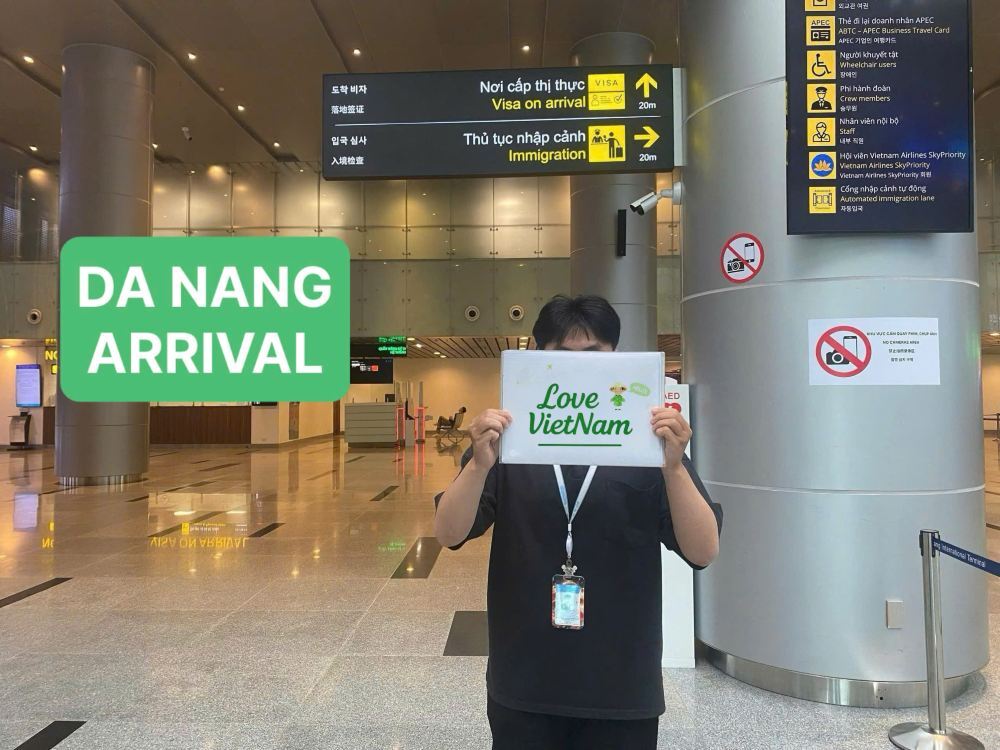 Doanh nhân làm thủ tục xuất nhập cảnh nhanh tại sân bay bằng thẻ APEC