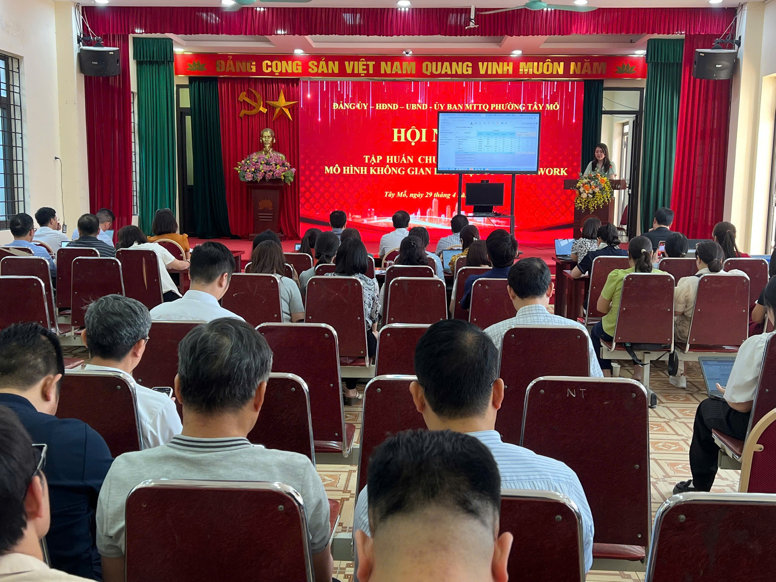 Cán bộ công chức tập huấn không gian làm việc số