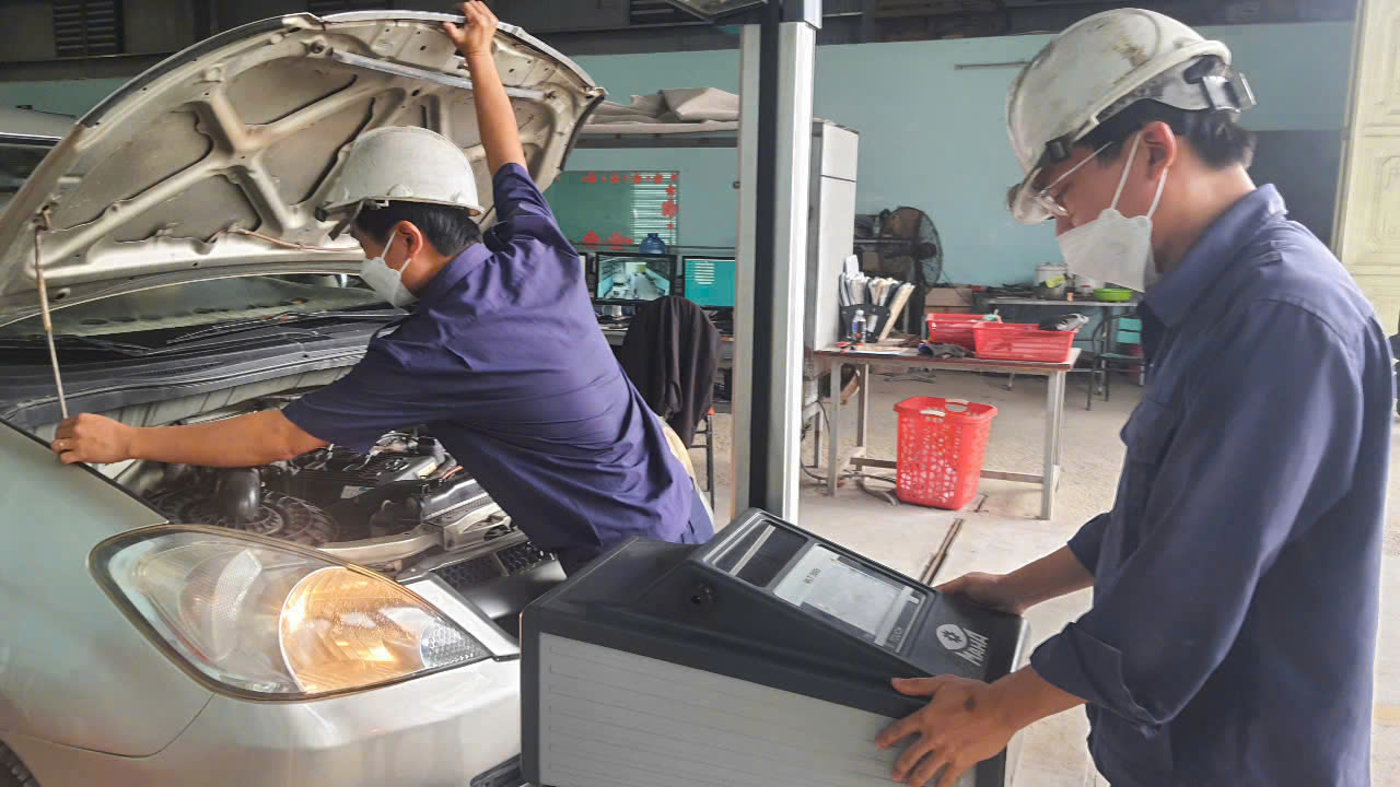 Đăng kiểm viên kiểm tra hệ thống gầm xe ô tô