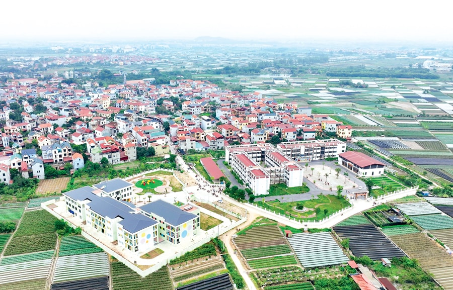 Cán bộ hướng dẫn người dân kiểm tra thông tin địa chính trên cơ sở dữ liệu số
