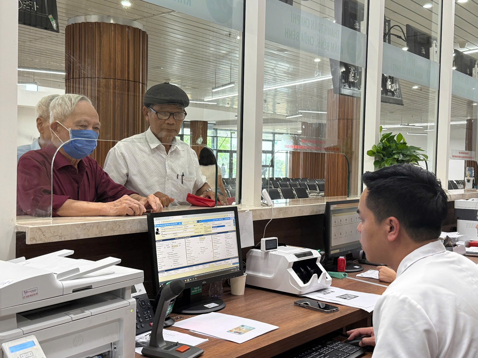 Cán bộ y tế và công an phối hợp đối soát dữ liệu trẻ em