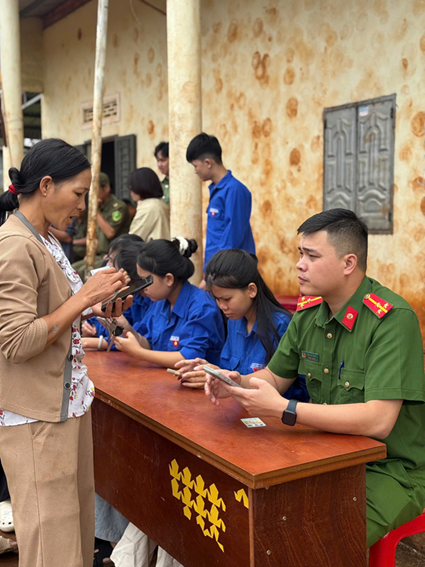 Công an xã phối hợp rà soát thông tin mã định danh cho trẻ em