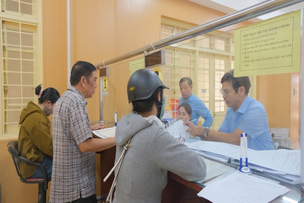 Cán bộ cơ quan BHXH tiếp nhận và hướng dẫn doanh nghiệp kê khai hồ sơ tham gia BHXH