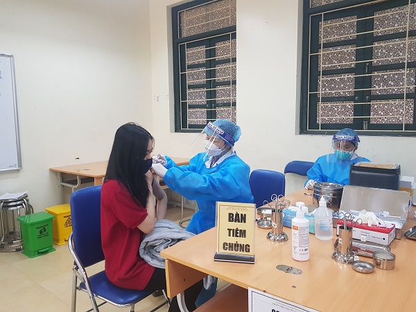Hà Nội tạm dừng tiêm 2 lô vaccine phòng COVID-19 cho học sinh